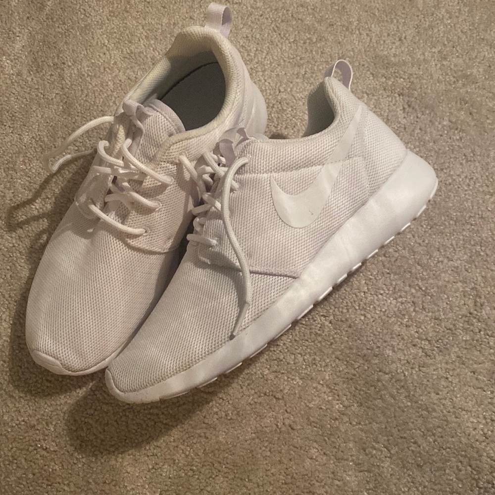 all white Nike roshe